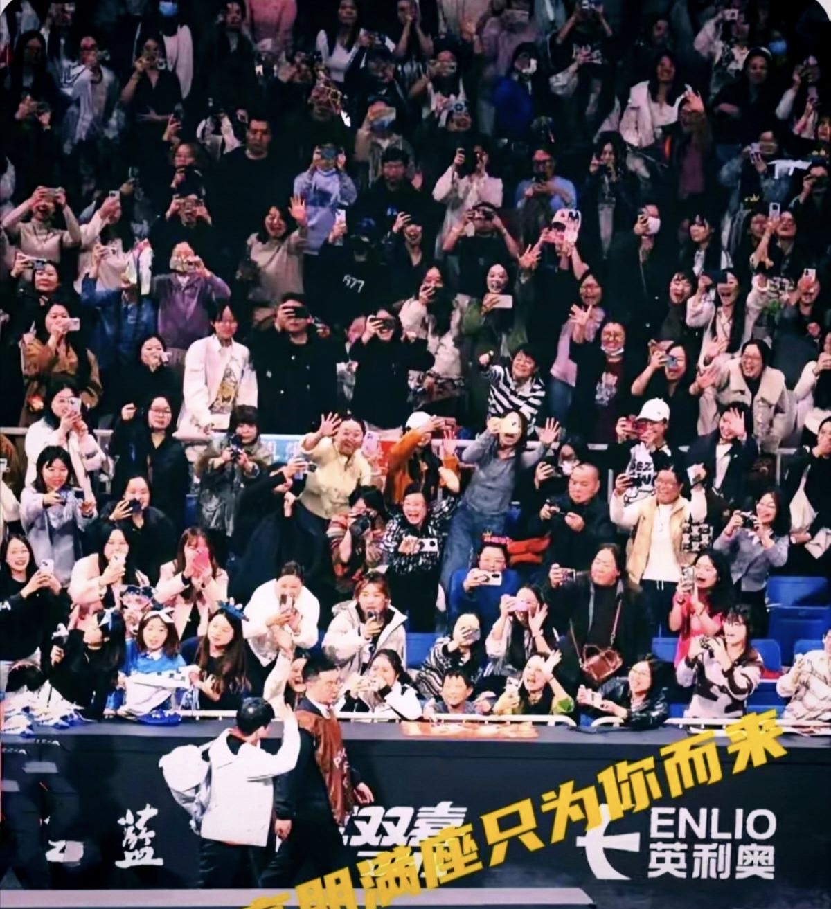 爱游戏体育官网-观众席上掌声雷动，比赛现场声势浩大