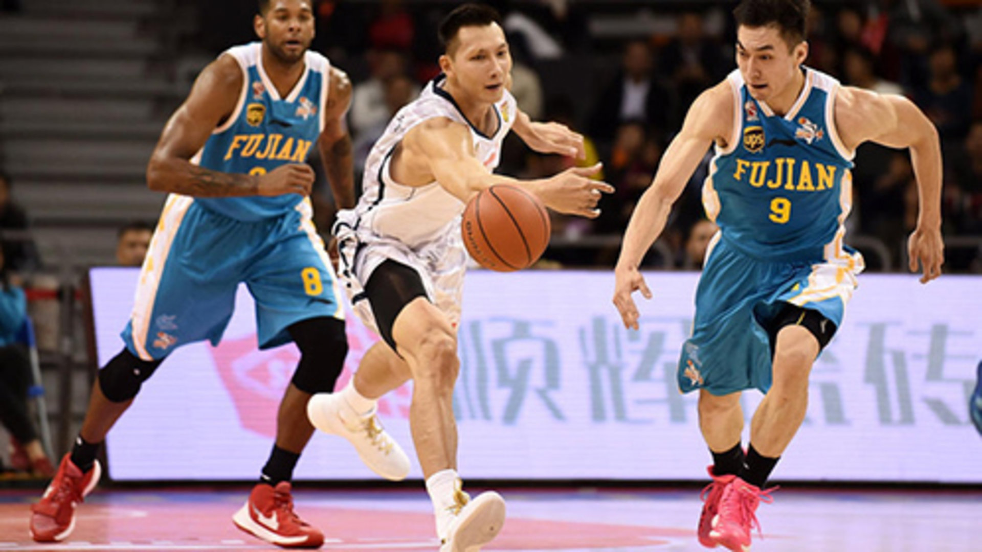 爱游戏登录-在上海队赛场上演CBA季后赛，团战，引发弹幕炸裂