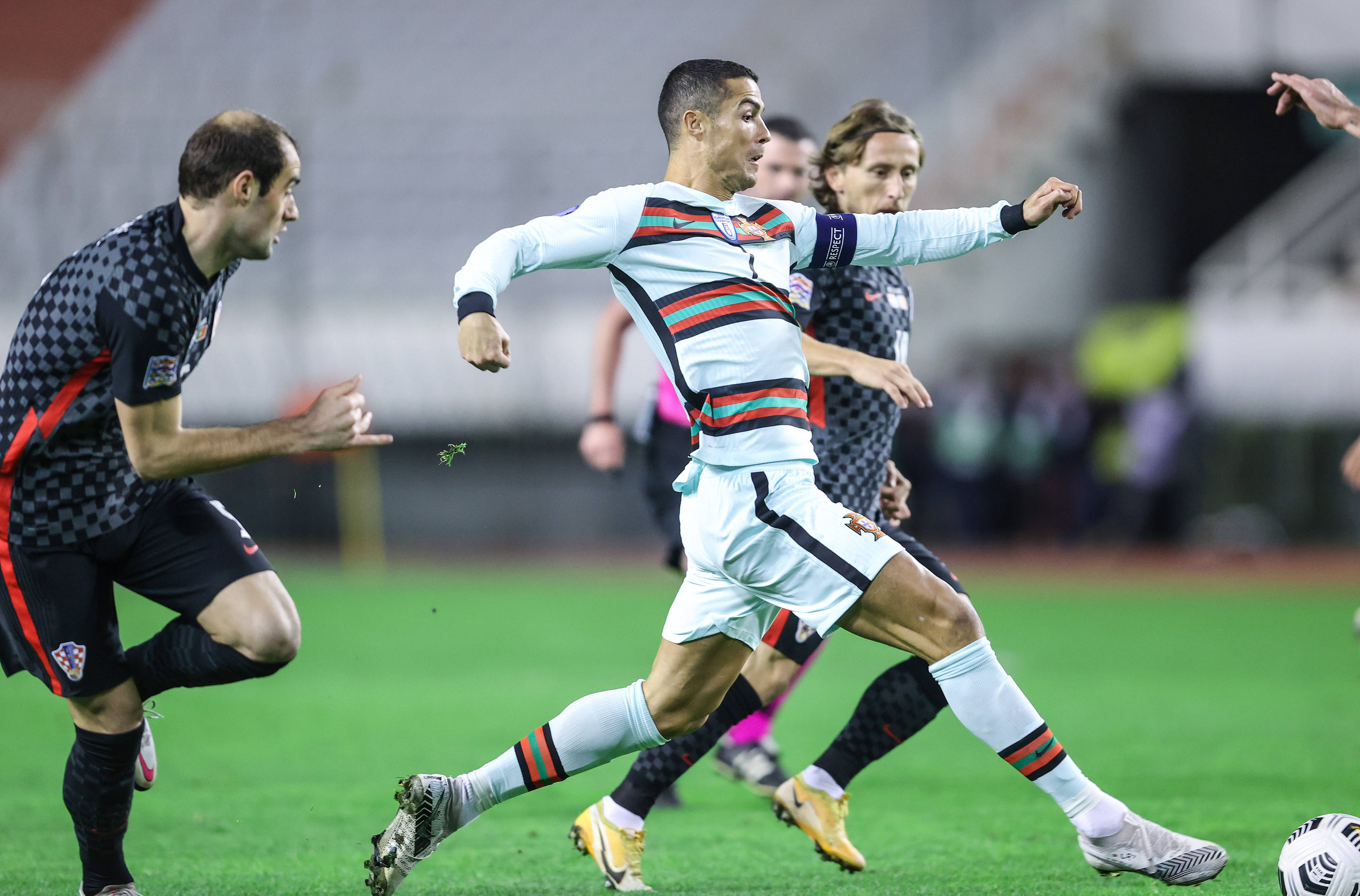 关于葡萄牙惨败俄罗斯夺得积分榜第一的信息