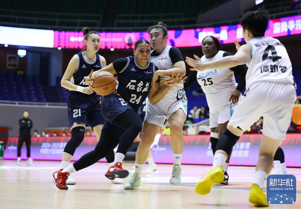 女子篮球比赛：南非队实现逆转胜利