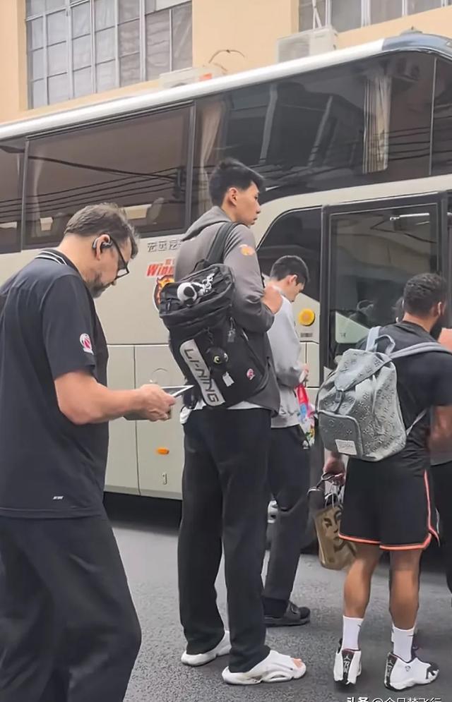 关于球员代表团抵达外国训练基地，备战即将开始的信息