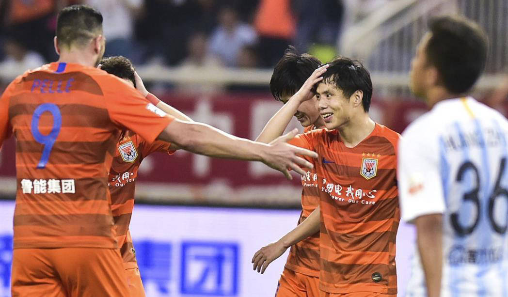 山东鲁能队在比赛中传球精准，成功绕过对手防线得分的简单介绍