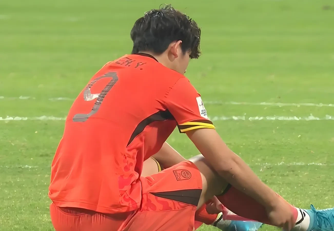 爱游戏体育地址-足球比赛场上球员临危不惧展现勇气