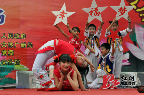 球场上技艺纷呈,观众陶醉其中 球场上技艺纷呈,观众陶醉其中