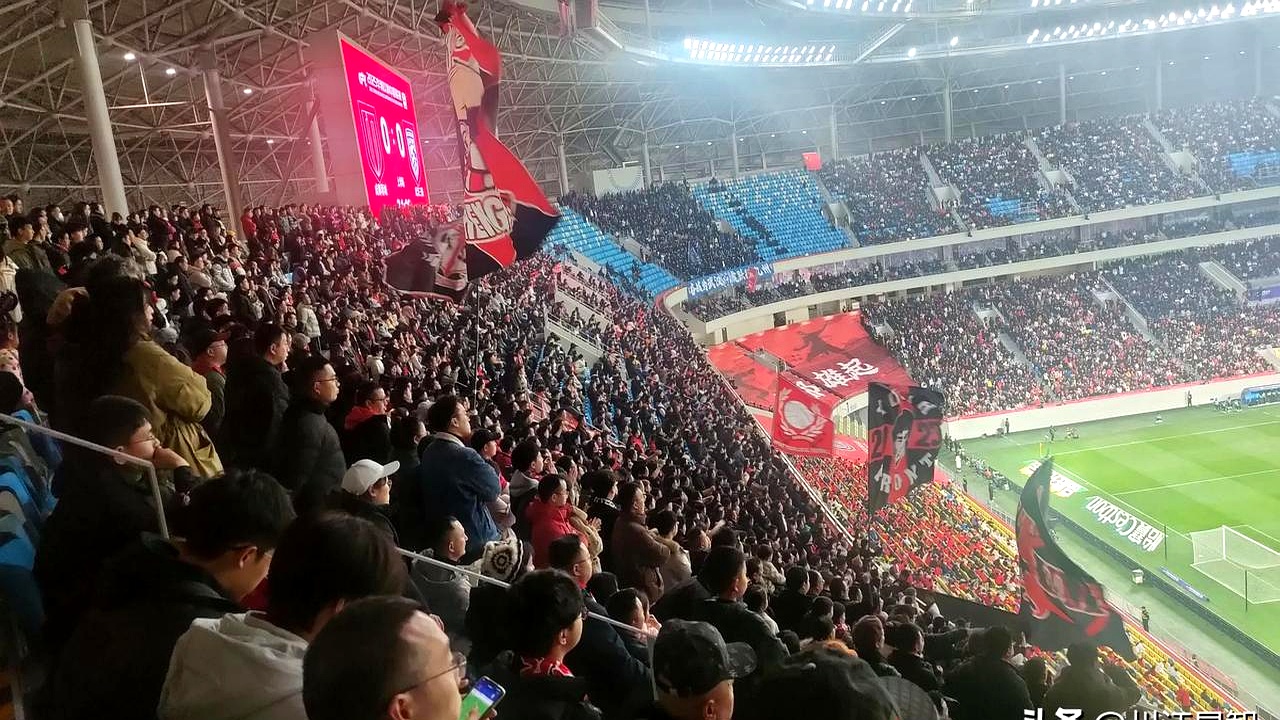 沸腾的现场:球迷热情高涨,助威声不断的简单介绍 沸腾的现场:球迷热情高涨,助威声不断的简单介绍