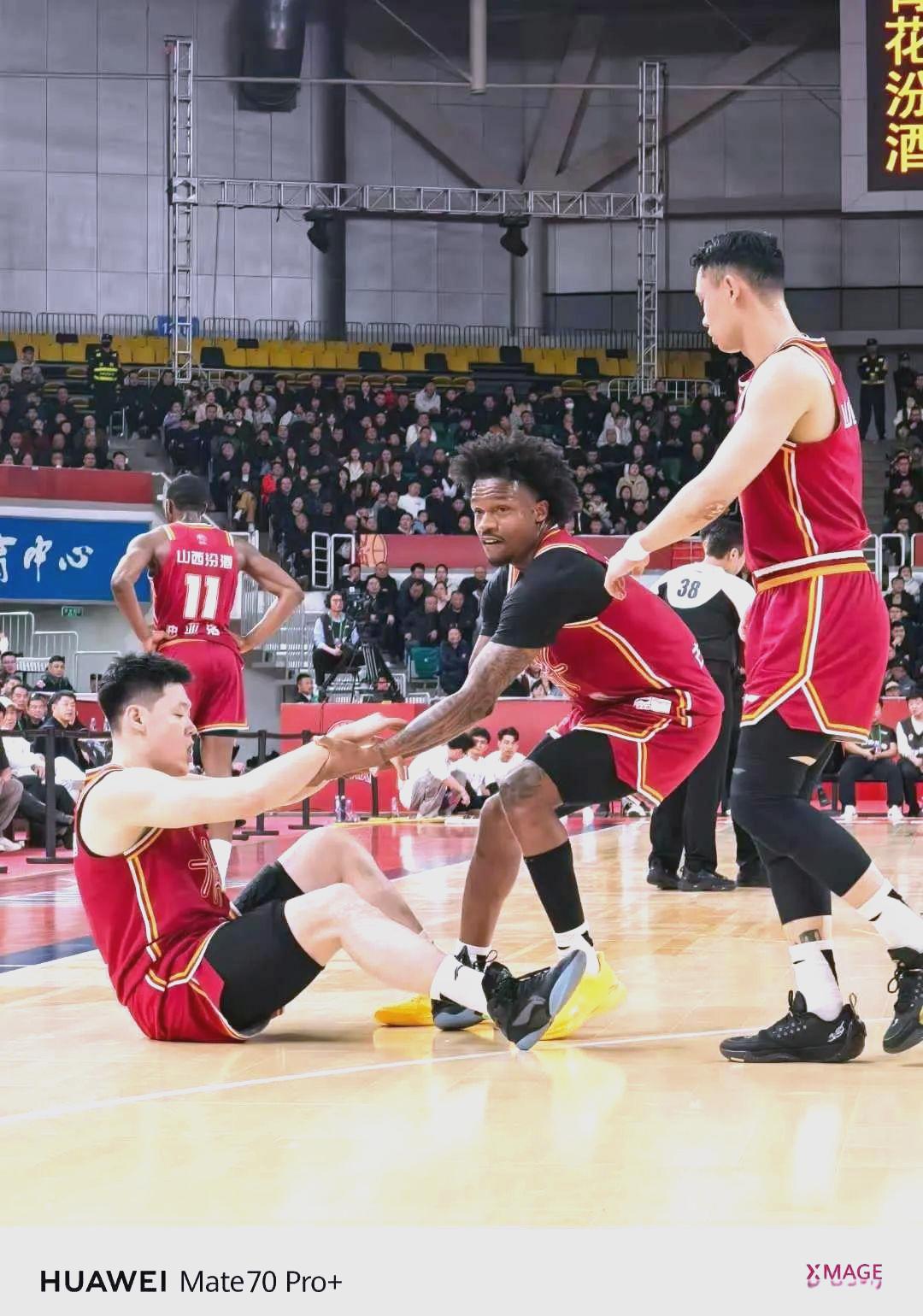 热门球队在职业篮球比赛中取得了胜利连胜