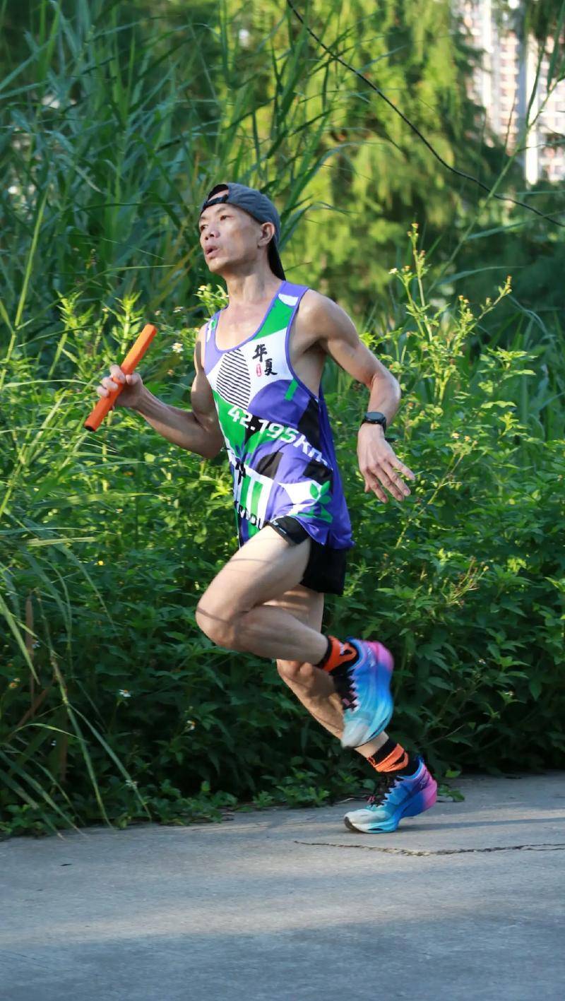 爱游戏官方登录入口-田径选手奋力拼搏，冲刺终点尽展风采的简单介绍