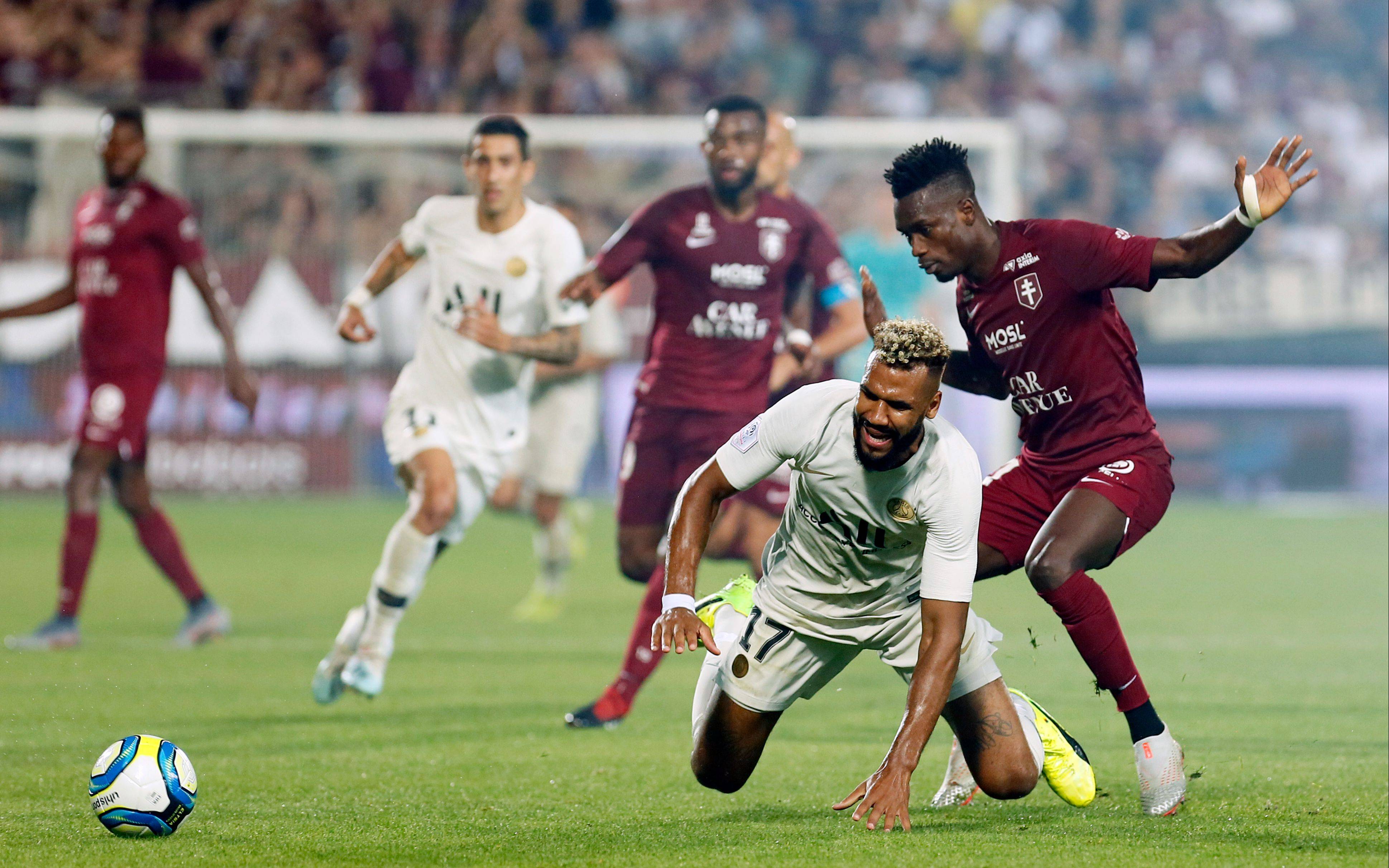 足球赛场上的精彩表现备受球迷瞩目 足球赛场上的精彩表现备受球迷瞩目