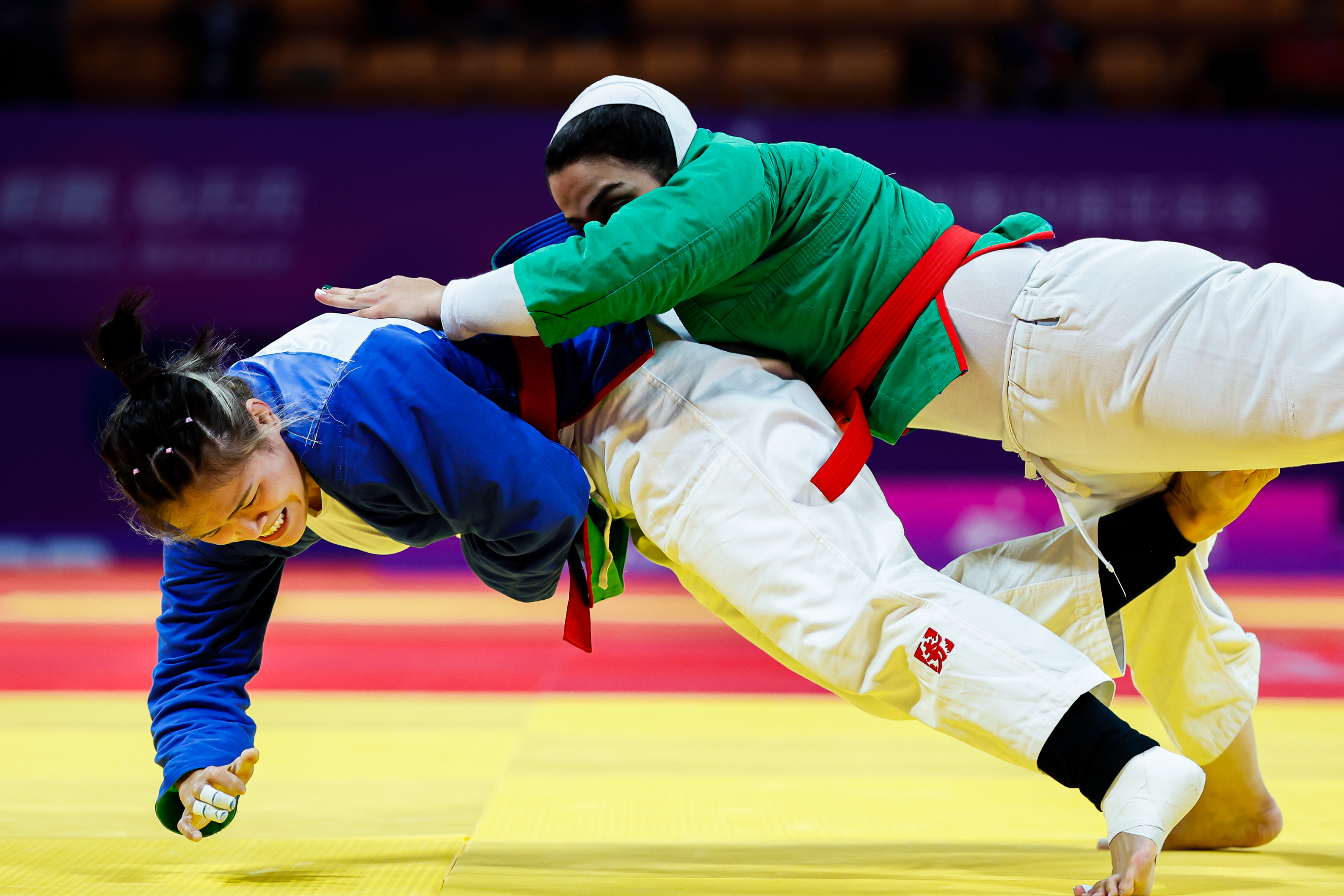 爱游戏官网-比赛中球员们的技艺展现娴熟